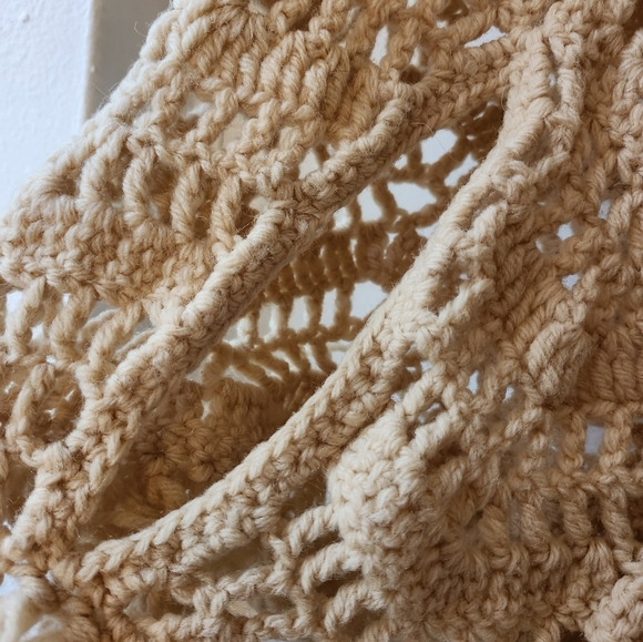 Beautiful beige crocheted poncho - Picture 3 of 4